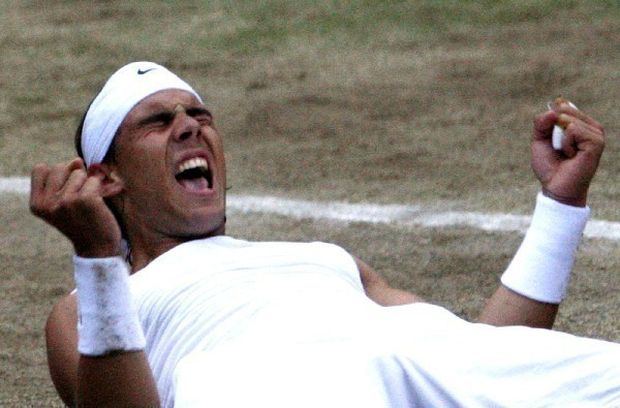 Obrovská radosť Rafaela Nadala tesne po víťazstve nad Federerom. Obrovská radosť Rafaela Nadala tesne po víťazstve nad Federerom.