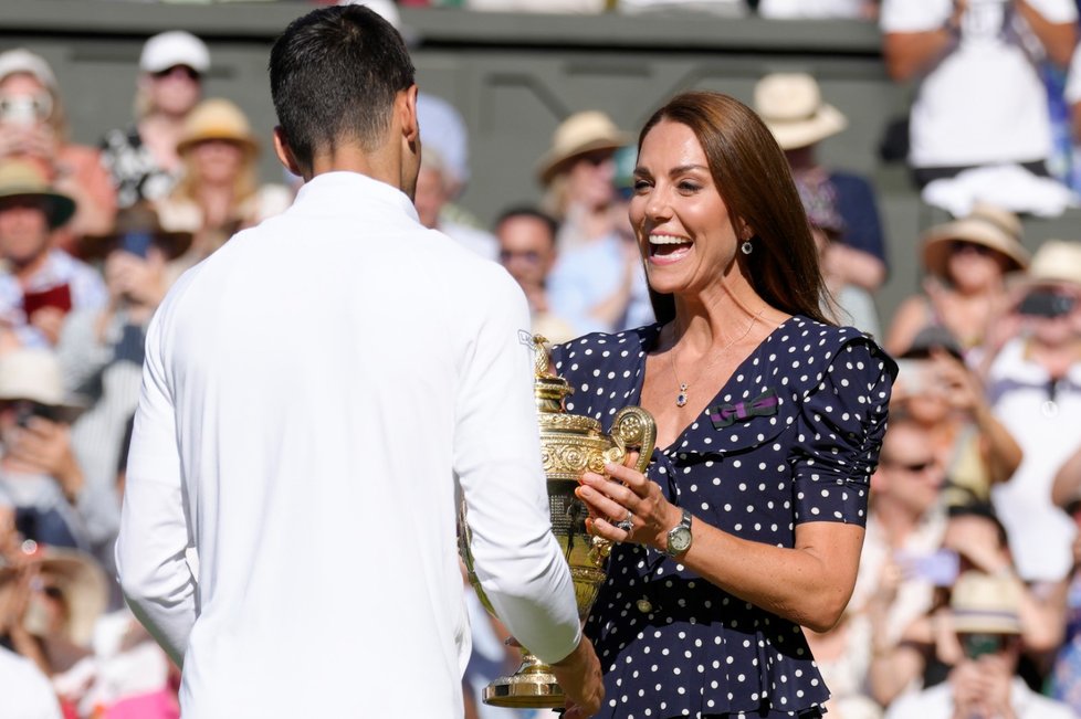 Vévodkyně Kate předává Novakovi Djokovicovi pohár pro vítěze