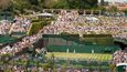 Zelená tráva, bílé dresy, jahody se smetanou, šampaňské – dalším z doporučených zážitků je nejstarší a nejslavnější tenisový turnaj světa. Do jinak poklidné západolondýnské čtvrti se na přelomu června a července, kdy se pravidelně Wimbledon koná, valí davy lidí nasát tu staromilskou a noblesní sportovní atmosféru.
