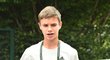 Syn Davida Beckhama Romeo dorazil do Wimbledonu v kraťasech a triku