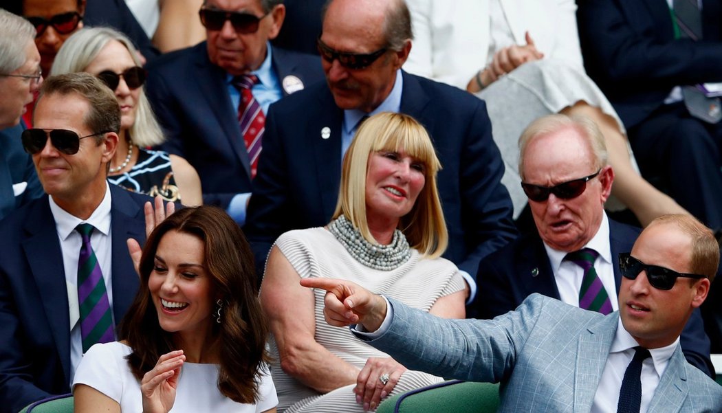 Vévodkyně Kate, princ William a za nimi tenisová legenda Rod Laver