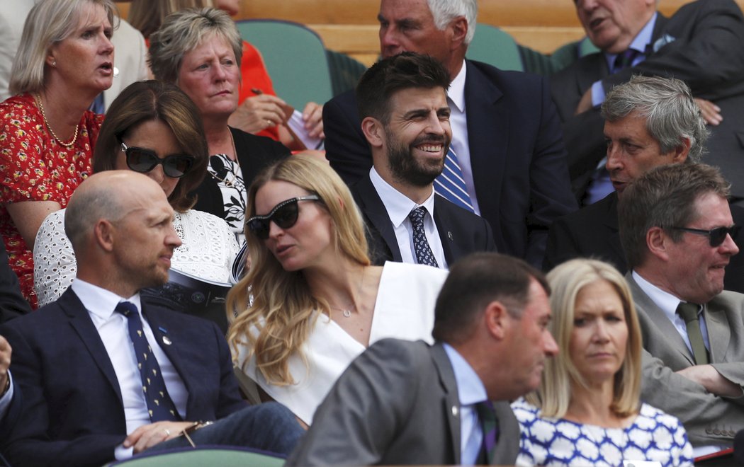 Španělský fotbalista Gerard Piqué nadšeně sledoval zápasy ve Wimbledonu