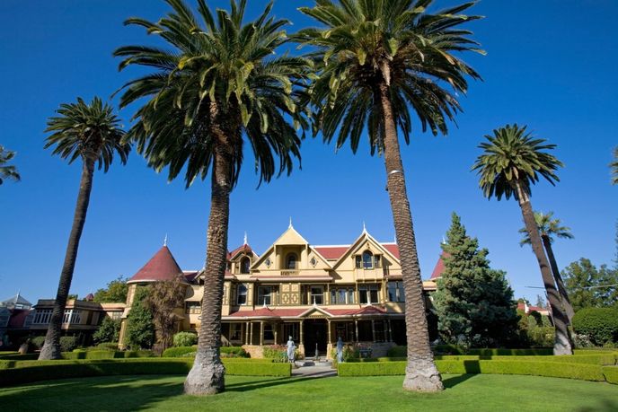 Winchester Mystery House stojí v San Jose v Kalifornii. Winchester Mystery House stojí v San Jose v Kalifornii.