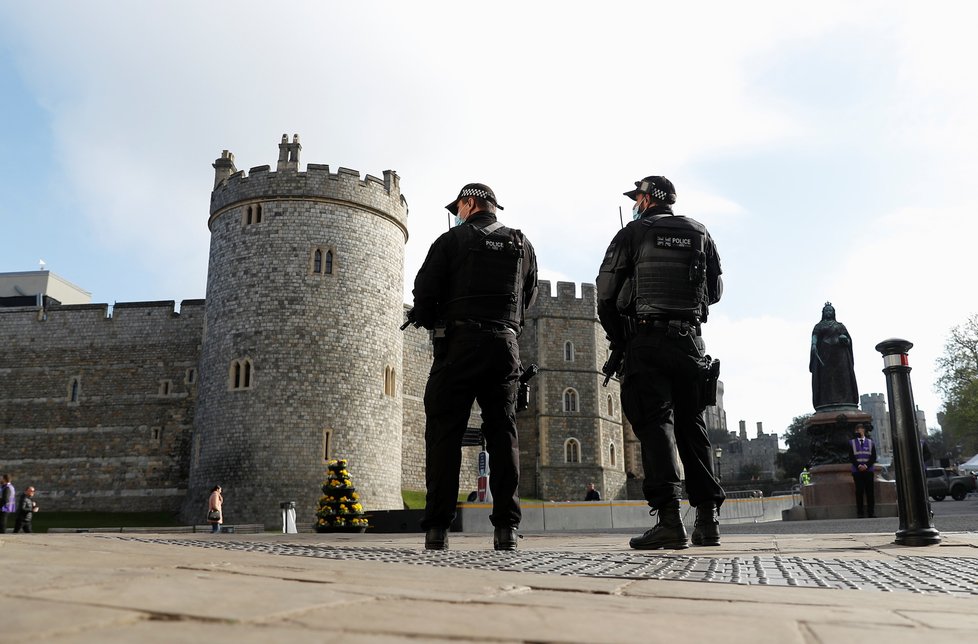 Policejní hlídka u hradu Windsor den před pohřbem prince Philipa.