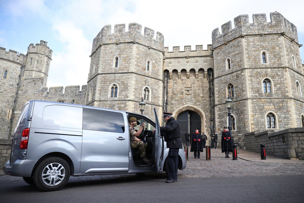 Policejní hlídka u hradu Windsor den před pohřbem prince Philipa.