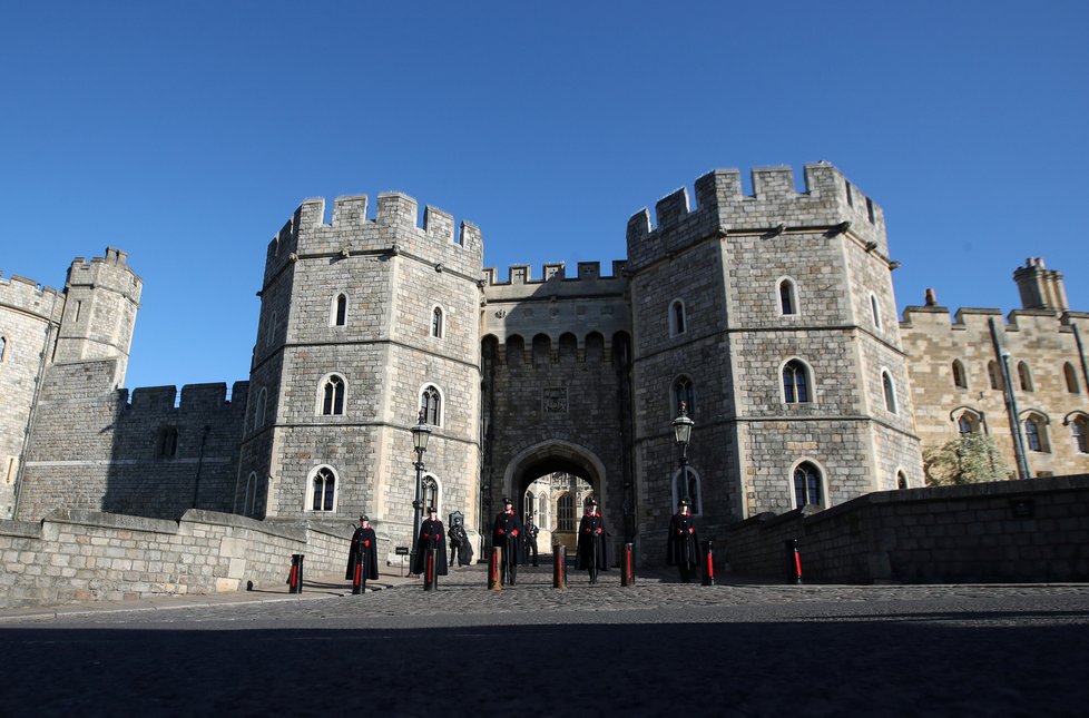 Dozorci stojí před hradem Windsor