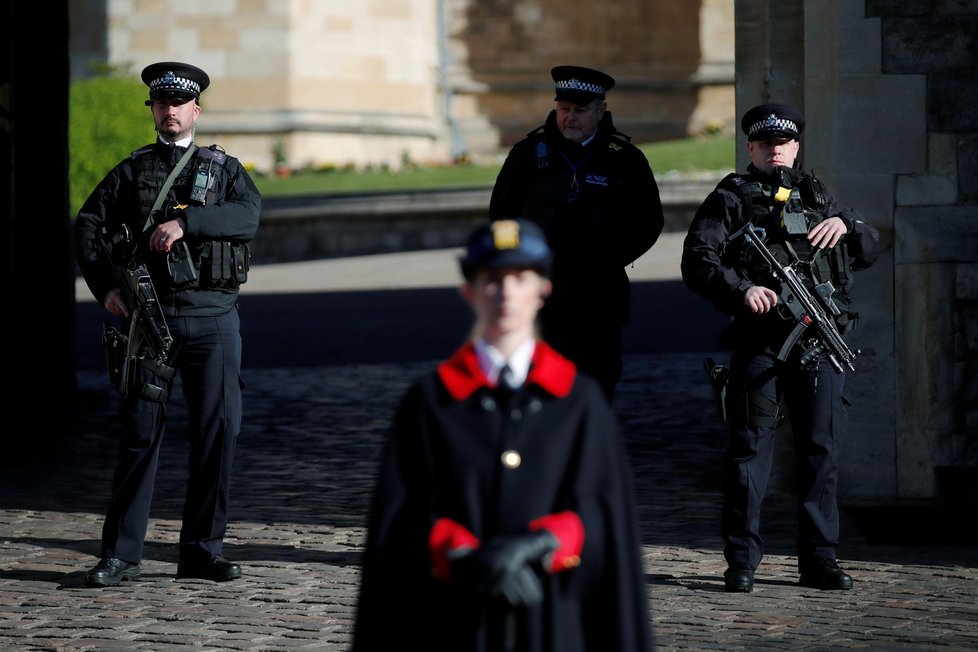 Dozorci stojí před hradem Windsor