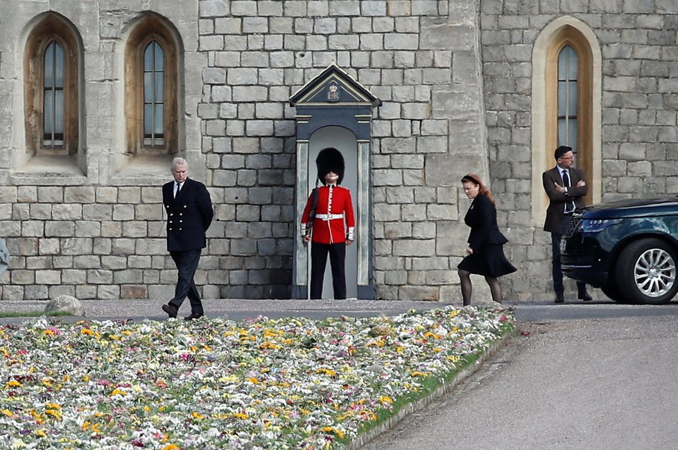 Princ Andrew si s exmanželkou Sarah Ferguson prohlížel květiny pro královnu u hradu Windsor.