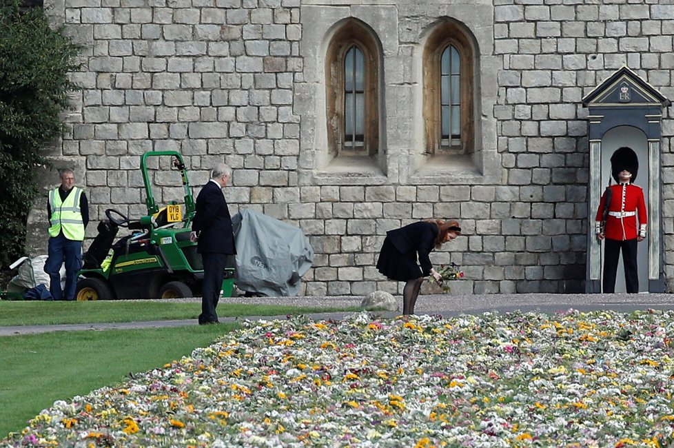 Princ Andrew si s exmanželkou Sarah Fergusonovou prohlížel květiny pro královnu u hradu Windsor.