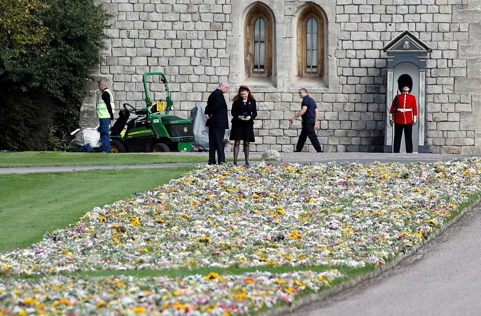 Princ Andrew si s exmanželkou Sarah Ferguson prohlížel květiny pro královnu u hradu Windsor.