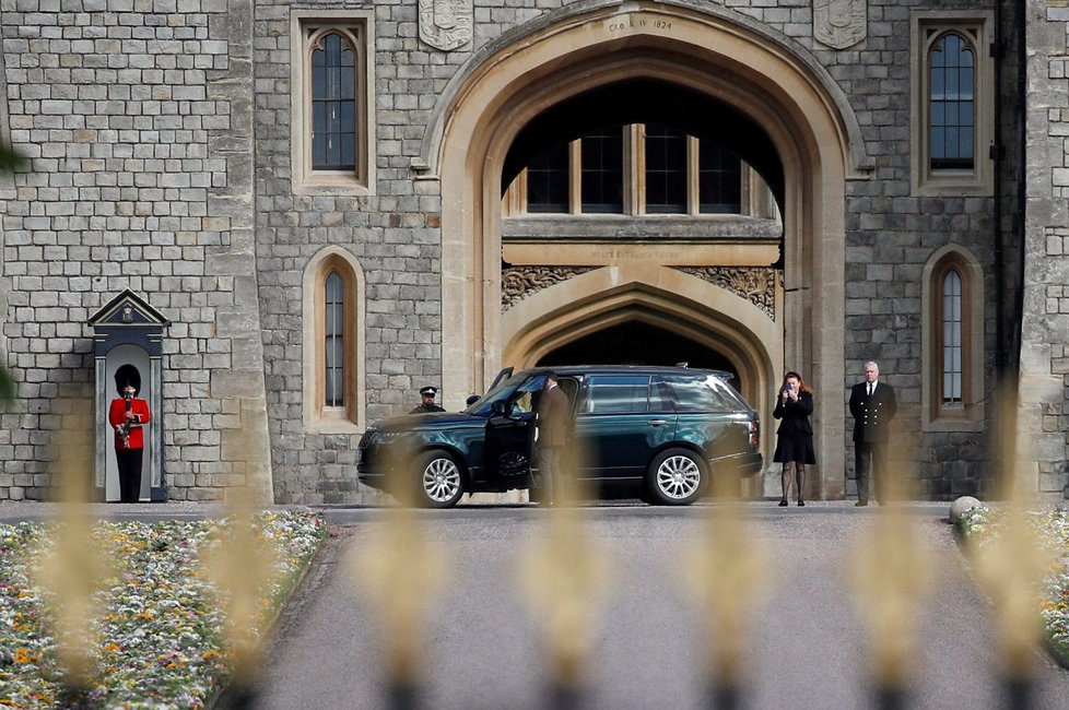 Princ Andrew si s exmanželkou Sarah Ferguson prohlížel květiny pro královnu u hradu Windsor.