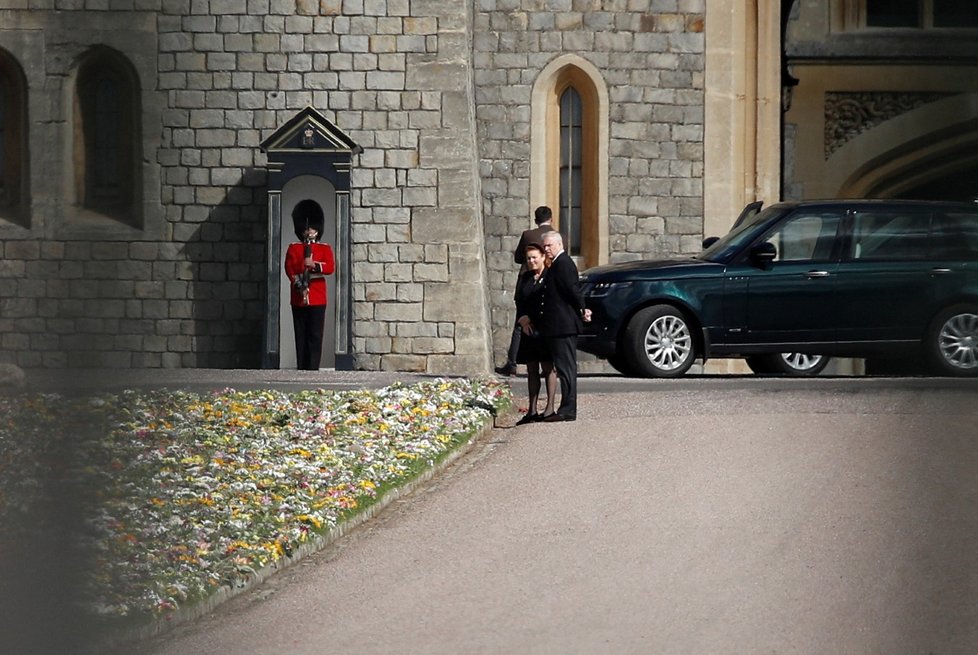 Princ Andrew si s exmanželkou Sarah Fergusonovou prohlížel květiny pro královnu u hradu Windsor.