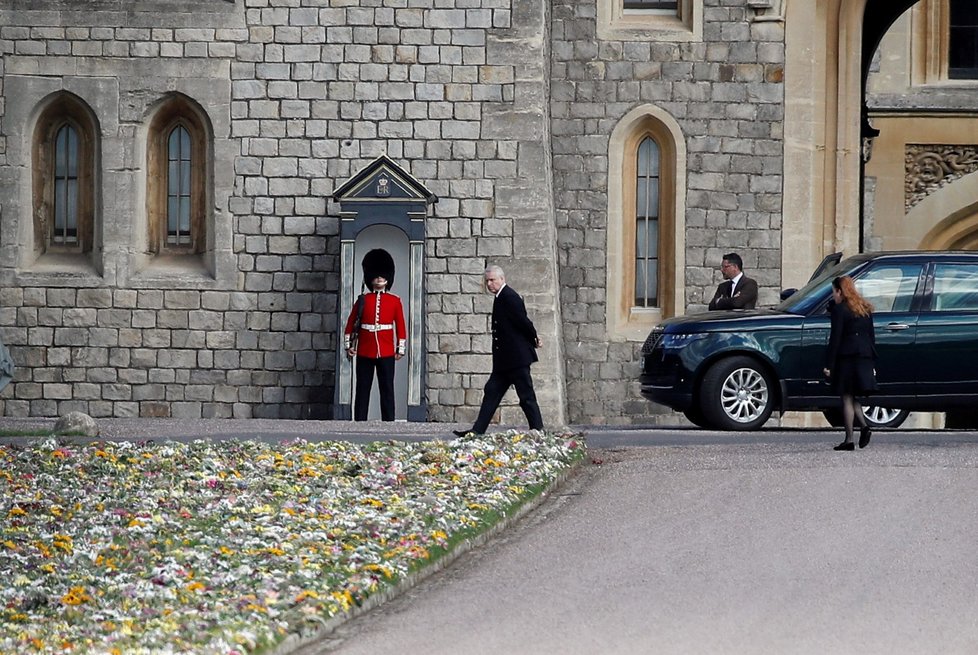 Princ Andrew si s exmanželkou Sarah Fergusonovou prohlížel květiny pro královnu u hradu Windsor.