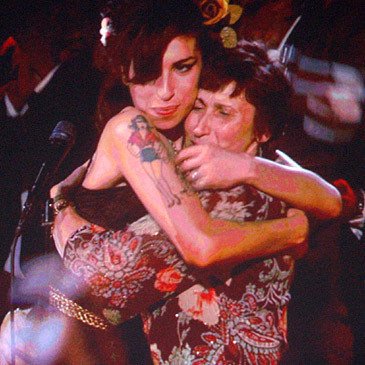 Milující matka Janis Winehouse ztratila dceru Amy, poprvé od její smrti se rozhodla podat interview