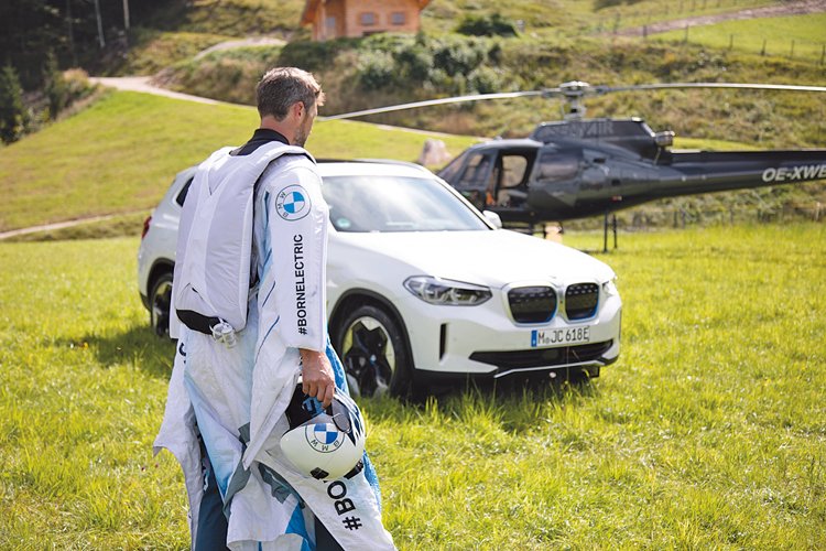 Létající oblek neboli wingsuit vznikl v laboratoři BMW
