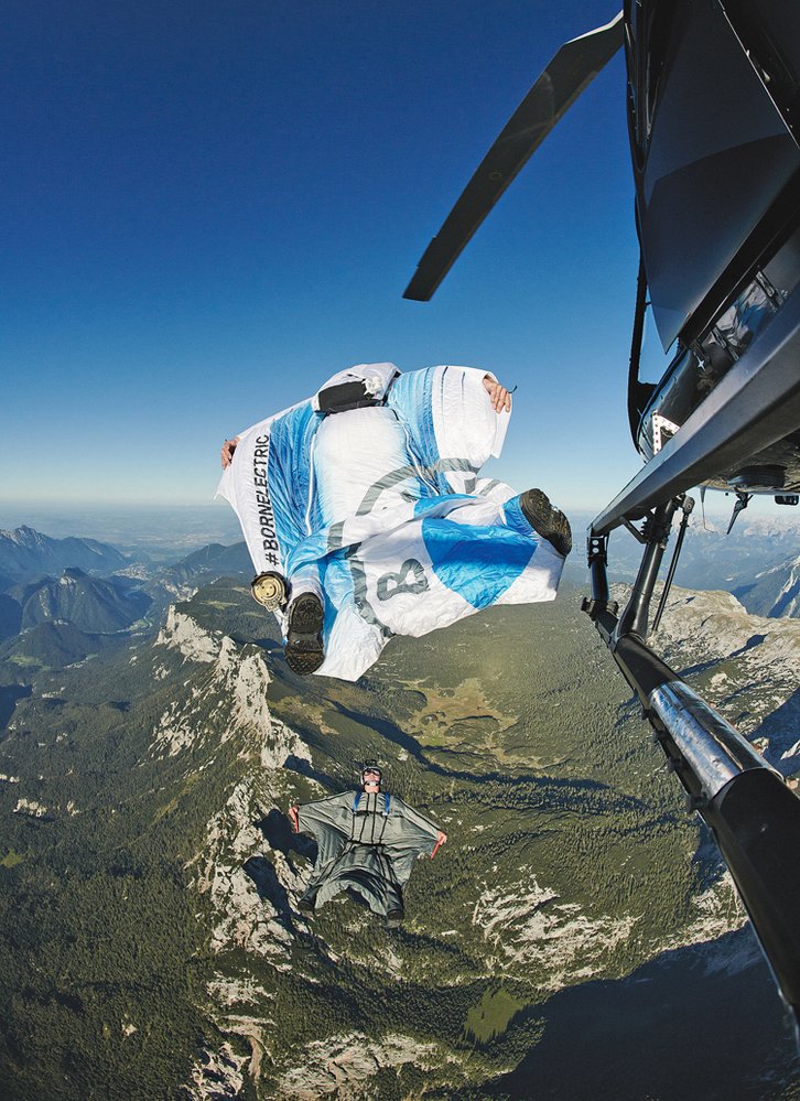 Létající oblek neboli wingsuit vznikl v laboratoři BMW