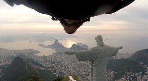 JEŽÍŠI! Blázen ve wingsuitu málem sestřelil JEŽÍŠE v Riu