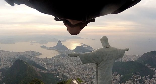 JEŽÍŠI! Blázen ve wingsuitu málem sestřelil JEŽÍŠE v Riu