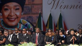 Jihoafrický prezident Cyril Ramaphosa v obklopení pozůstalých a jiných truchlících při pohřbu Winnie Mandelové.