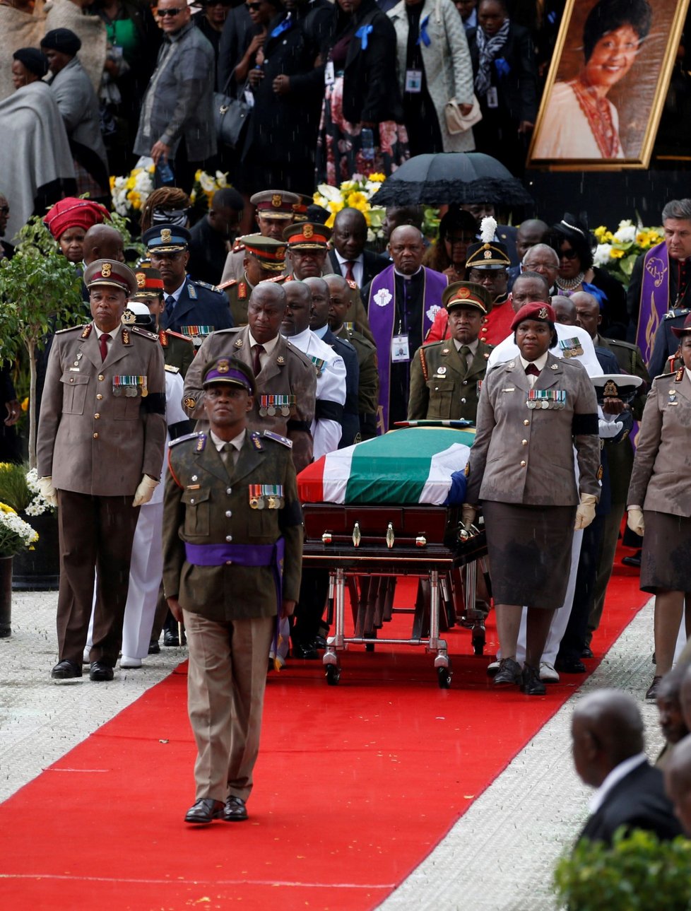 Vojáci odnáší rakev Winnie Mandelové z místa pohřebního ceremoniálu ve městě Soweto.