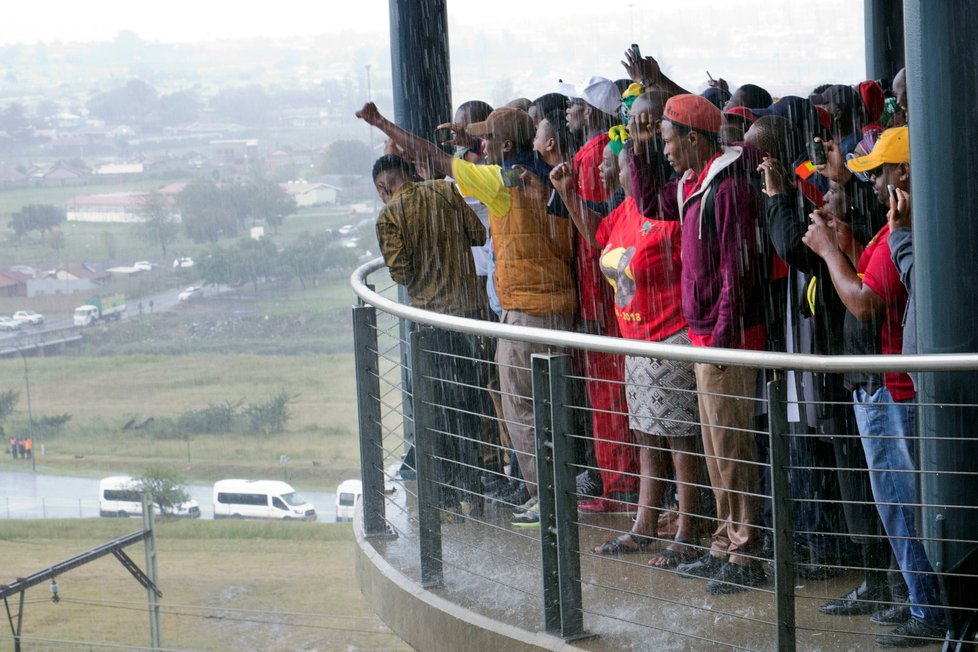 Rozloučení truchlících s ikonou boje za svobodu lidu JAR Winnie Madikizela-Mandelovou.