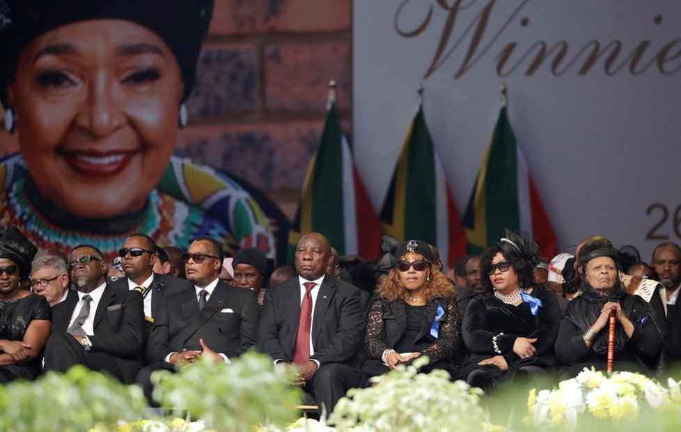 Jihoafrický prezident Cyril Ramaphosa v obklopení pozůstalých a jiných truchlících při pohřbu Winnie Mandelové.