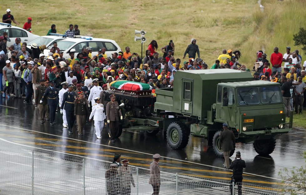 Vojáci odváží rakev Winnie Mandelové zabalenou v jihoafrické vlajce.