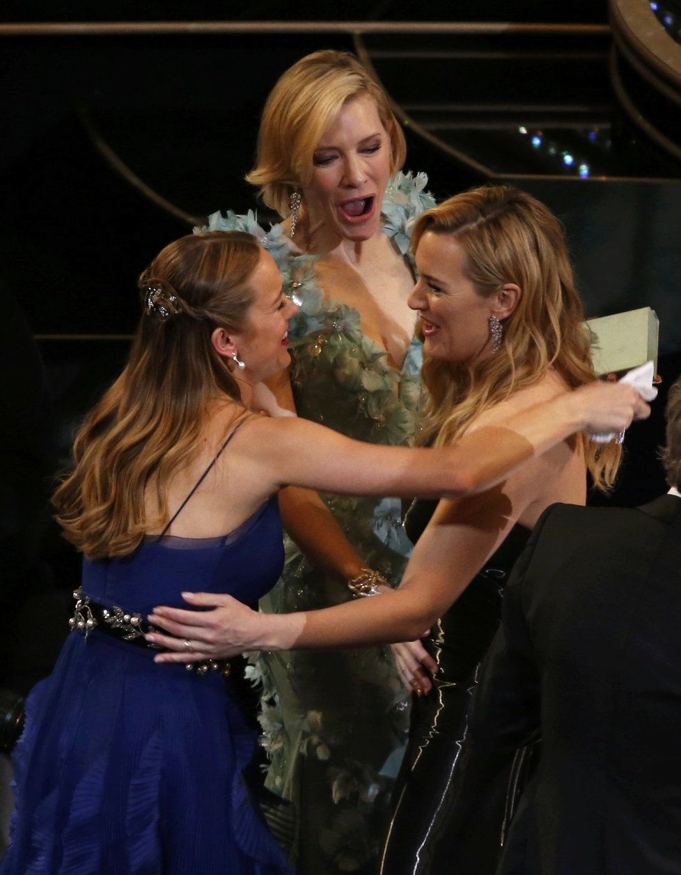 Proč na Oscarech Kate Winslet její kolegyně radostně objímaly?