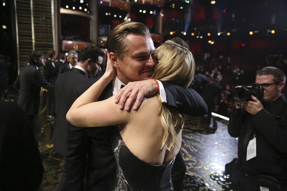 Kate Winslet objímá kamaráda Leonarda DiCapria poté, co získal Oscara.