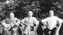 Ve dnech 17.července až 2.srpna 1945 se v Postupimi konala konference zástupců tří velmocí, která vypracovala základ pro uzavření mírové smlouvy s Německem. Na snímku zleva britský premiér Winston Churchill, americký prezident Harry Spencer Truman a předseda rady lidových komisařů Josif Vissarionovič Stalin.