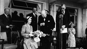 Lídr Konzervativní strany Winston Churchill hovoří s princeznou Alžbětou při otevření Mezinárodního centra mládeže v Chigwellu v Londýně 12. července 1951.