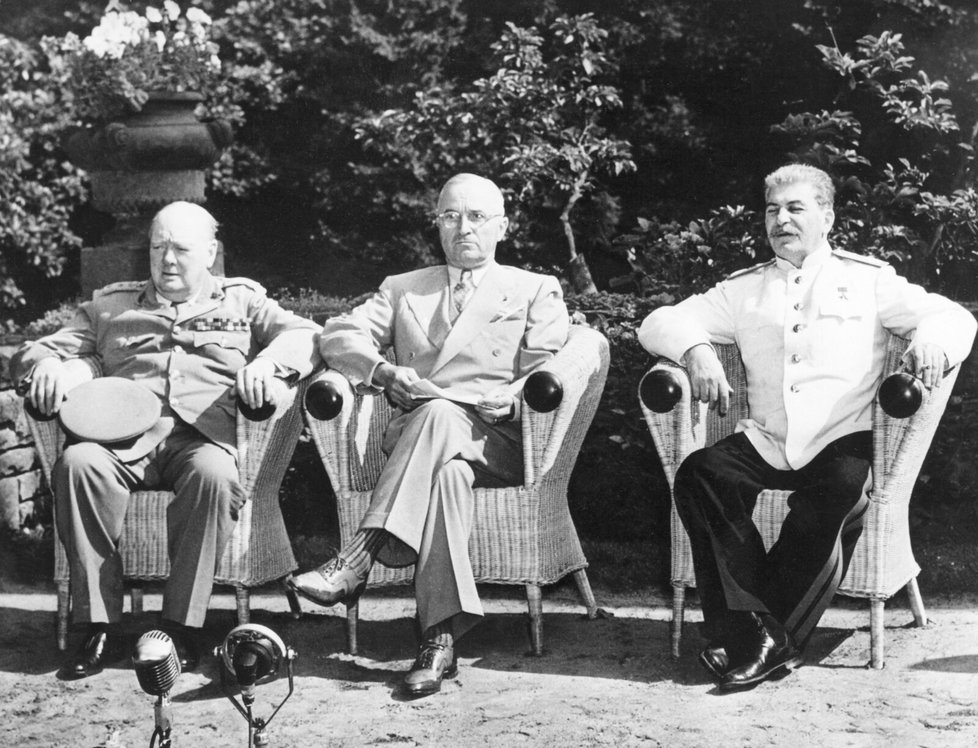 Ve dnech 17.července až 2.srpna 1945 se v Postupimi konala konference zástupců tří velmocí, která vypracovala základ pro uzavření mírové smlouvy s Německem. Na snímku zleva britský premiér Winston Churchill, americký prezident Harry Spencer Truman a předseda rady lidových komisařů Josif Vissarionovič Stalin.