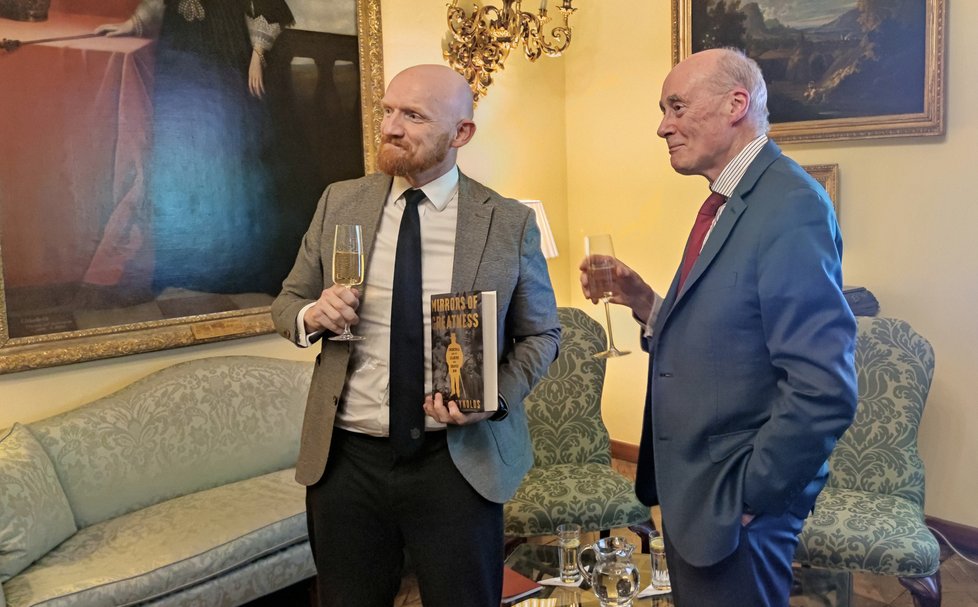 Knihu Mirrors of Greatness (Zrcadla velikosti) v Praze představil David Reynolds (vpravo, vlevo Matt Field, velvyslanec Velké Británie), emeritní profesor mezinárodních dějin na Cambridgeské univerzitě.