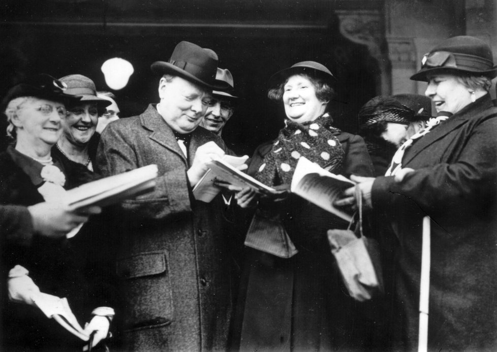 Winston Churchill na konferenci konzervativní strany ve Scarborough v roce 1937 udílí autogramy.