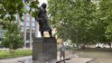 Odstraňování nápisu na soše Winstona Churchilla v Praze 3, 11. června 2020.