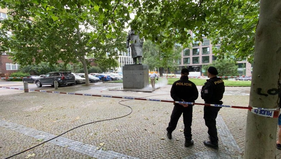Odstraňování nápisu na soše Winstona Churchilla v Praze 3, 11. června 2020.