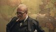 Gary Oldman jako Winston Churchill ve filmu Nejtemnější hodina