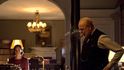 Gary Oldman jako Winston Churchill ve filmu Nejtemnější hodina