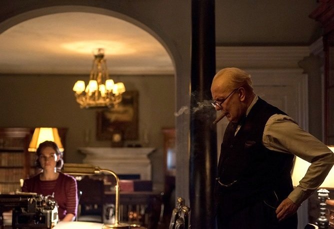 Gary Oldman jako Winston Churchill ve filmu Nejtemnější hodina