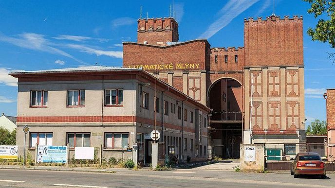 Společnost GoodMills v pardubických Winternitzových mlýnech mlela obilí naposledy v roce 2013. Pak areál, dílo architekta Josefa Gočára, zavřela také kvůli špatné dopravní dostupnosti nákladních automobilů a prodala.