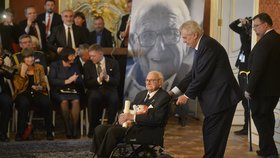 Sir Nicholas Winton na Pražském hradě při přebírání nejvyššího českého státního vyznamenání 28. října 2014. Jeho vozík tlačí prezident Miloš Zeman.