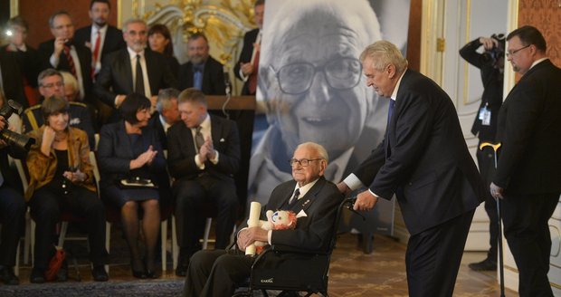 Sir Nicholas Winton na Pražském hradě při přebírání nejvyššího českého státního vyznamenání 28. října 2014. Jeho vozík tlačí prezident Miloš Zeman.
