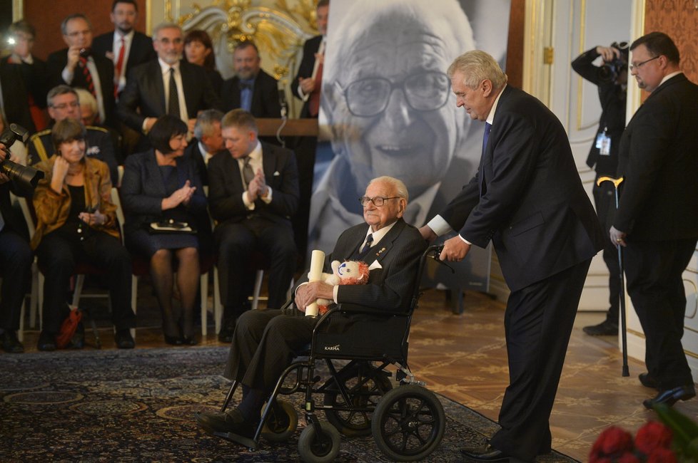 Sir Nicholas Winton na Pražském hradě při přebírání nejvyššího českého státního vyznamenání 28. října 2014. Jeho vozík tlačí prezident Miloš Zeman.