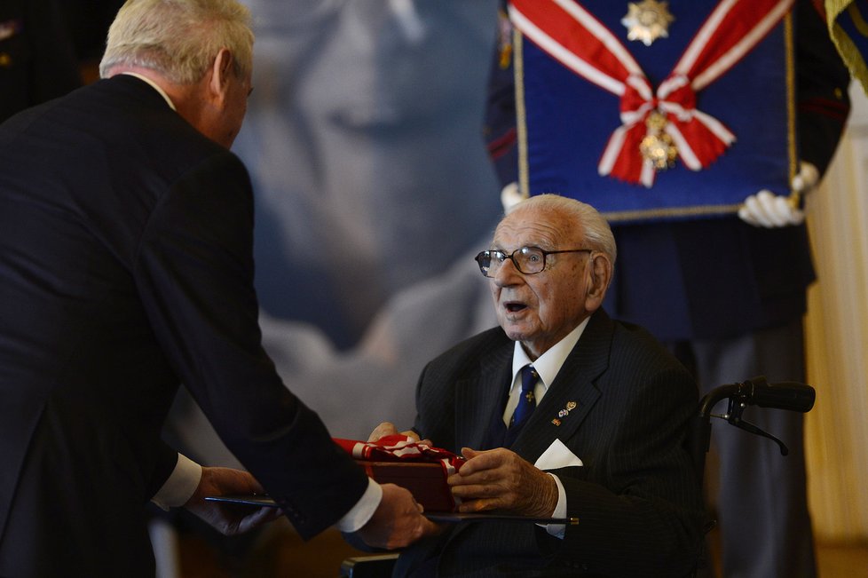 Sir Nicholas Winton přebírá vyznamenání z rukou prezidenta Miloše Zemana.