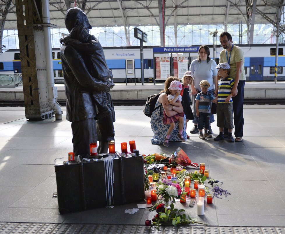 Na pražském Hlavním nádraží lidé uctívají památku sira Wintona.