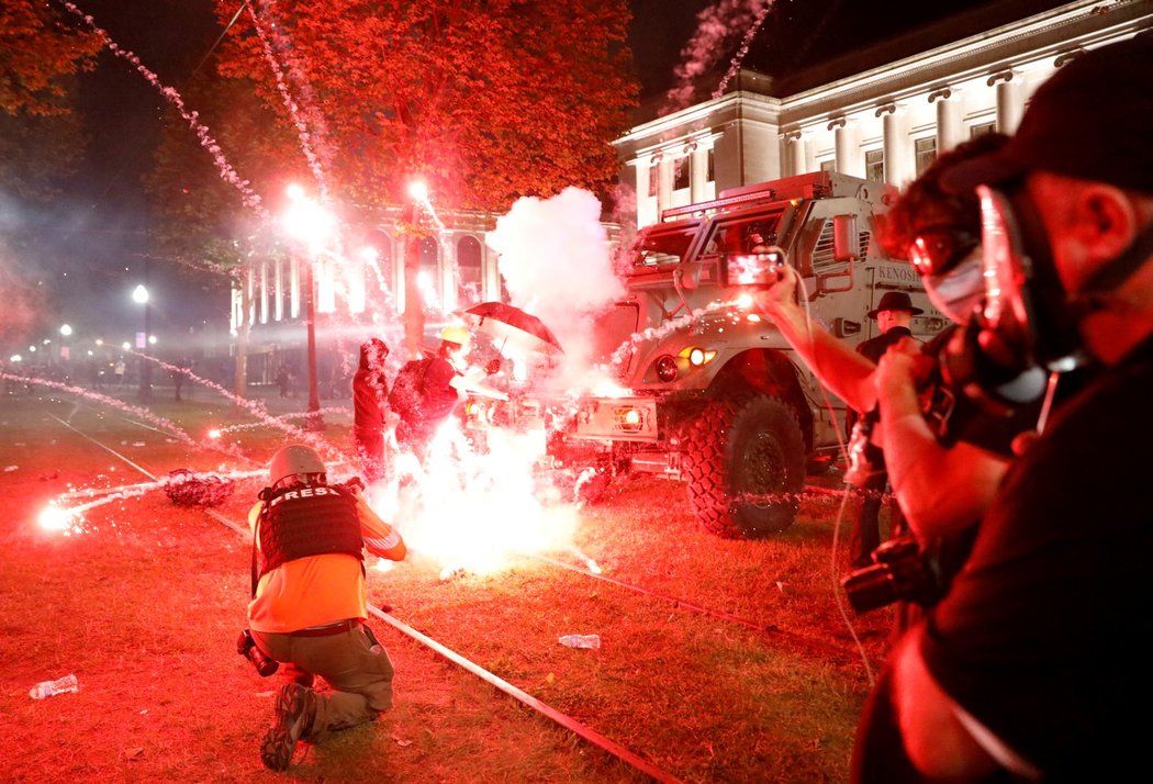 Rasové protesty ve Wisconsinu: Ulice jsou plné demonstrujících a hlídkujících policistů. Během noci byla užívána i pyrotechnika (26.8.2020)