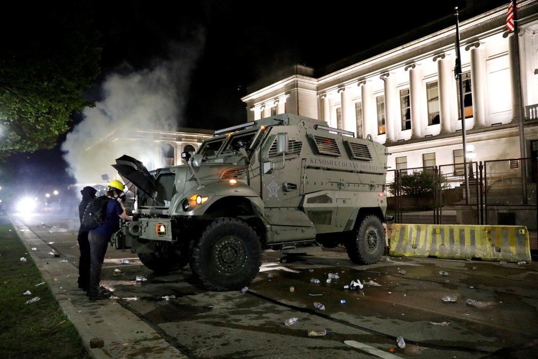 Rasové protesty ve Wisconsinu: Ulice jsou plné demonstrujících a hlídkujících policistů. Během noci byla užívána i pyrotechnika (26.8.2020)