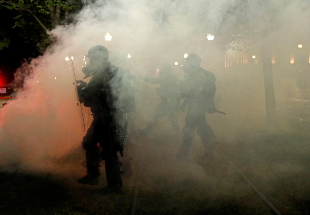 Rasové protesty ve Wisconsinu: Ulice jsou plné demonstrujících a hlídkujících policistů. Během noci byla užívána i pyrotechnika (26.8.2020)