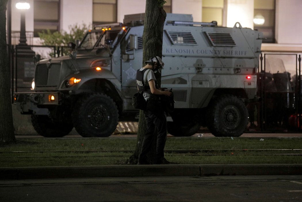 Rasové protesty ve Wisconsinu: Ulice jsou plné demonstrujících a hlídkujících policistů. Během noci byla užívána i pyrotechnika (26.8.2020)