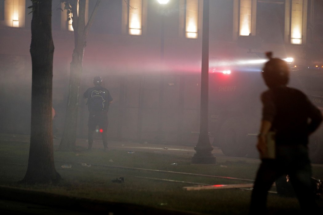 Rasové protesty ve Wisconsinu: Ulice jsou plné demonstrujících a hlídkujících policistů. Během noci byla užívána i pyrotechnika (26.8.2020)